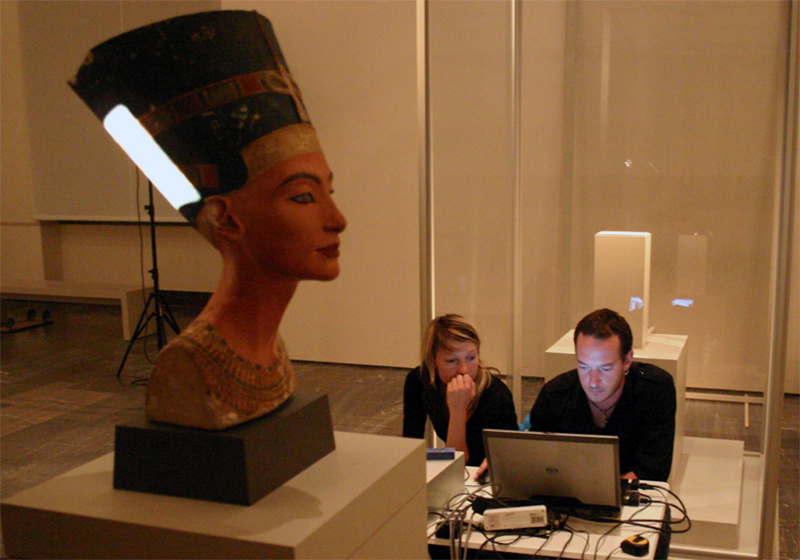 Illustration for article titled La increíble historia de los artistas que "robaron" el busto de Nefertiti usando Kinect
